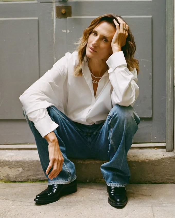 Rien de tel qu'un jean large pour twister le duo chemise blanche/mocassins vernis !