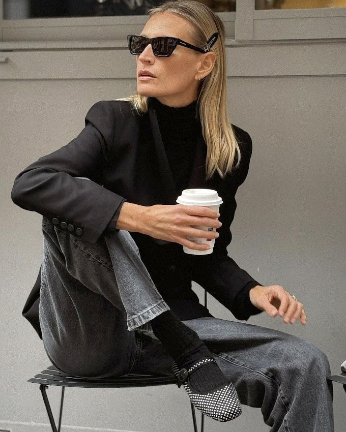 Rien de tel que du gris pour aérer un total look noir !