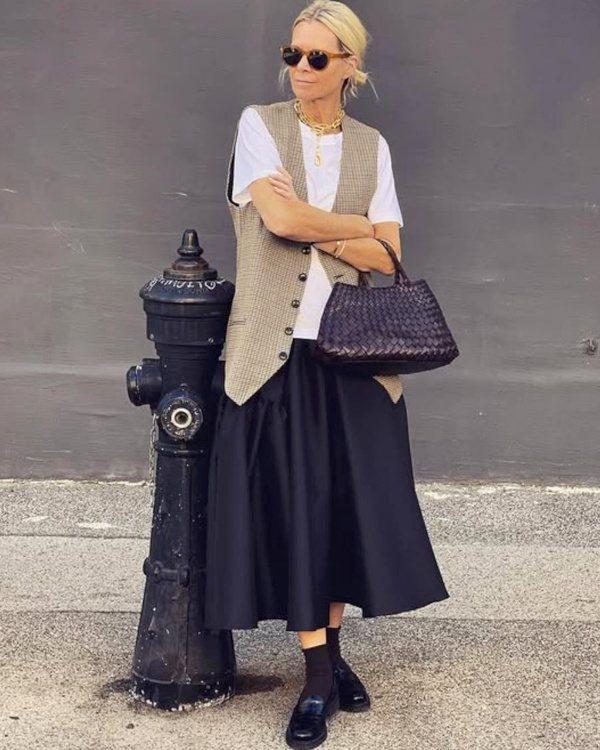 Tee-shirt blanc + jupe noire