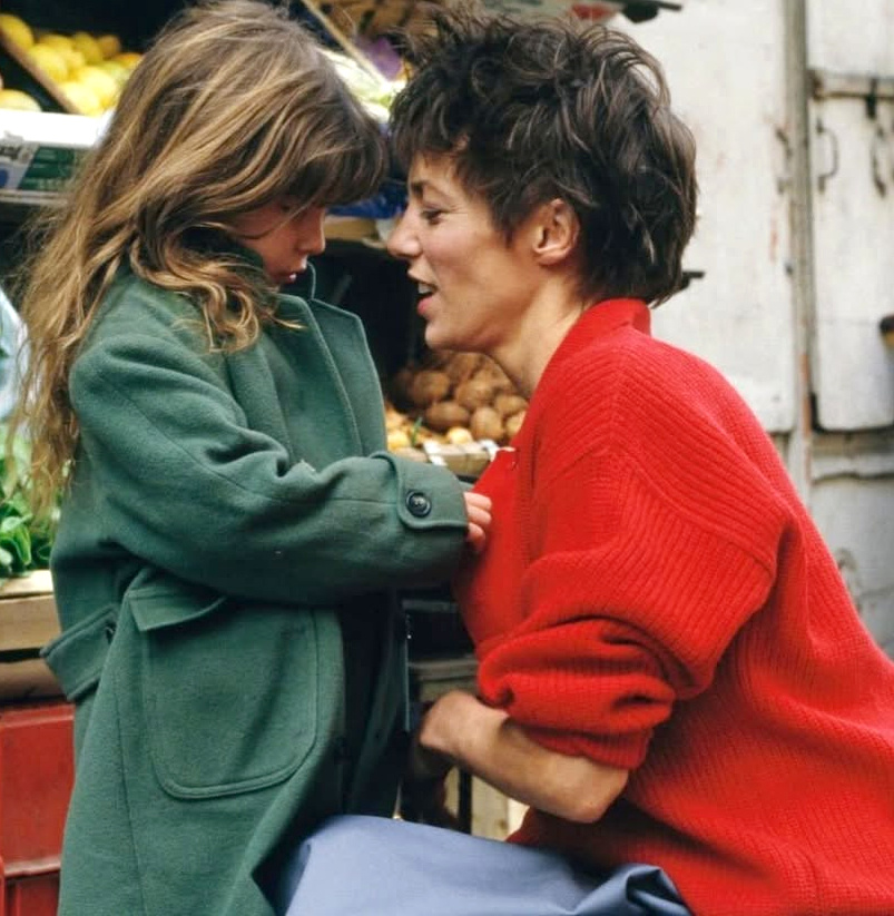 Pull rouge duveteux + coupe courte ébouriffée = le bon mix