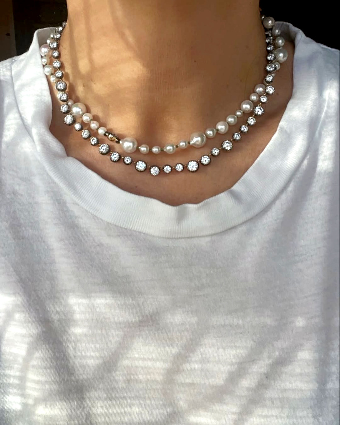 Tee-shirt blanc + colliers délicats et lumineux = le bon mix