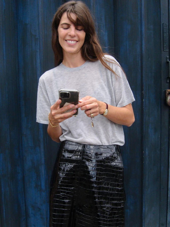 Tee-shirt + jupe en cuir texturé = le bon mix