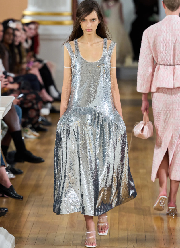 La simplicité iridescente et subtilement audacieuse de cette robe Simone Rocha enchante