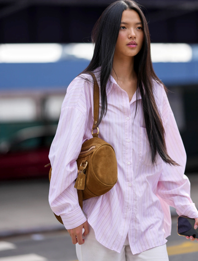 Le sac en daim chamois semble avoir été créé pour accompagner les chemises rose à rayures !