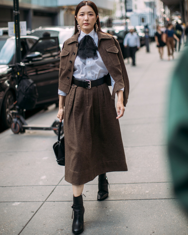 Costume marron et jupe marron