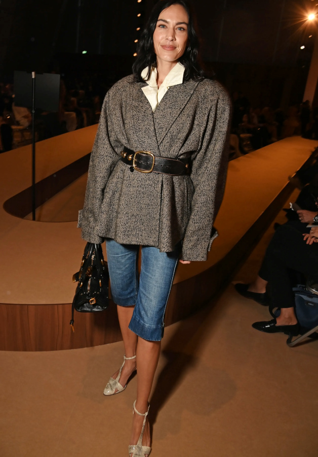 Entre pantacourt trop court et coloration corbeau trop foncée, Alexa Chung nous prouve que personne n'est parfait