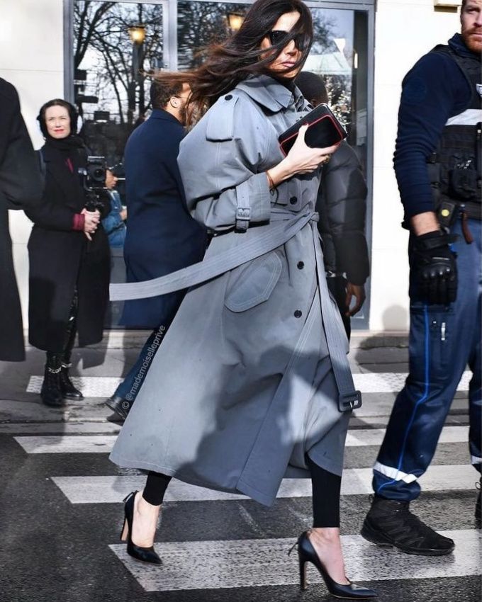 Un trench, des talons, des lunettes noires... what else ?
