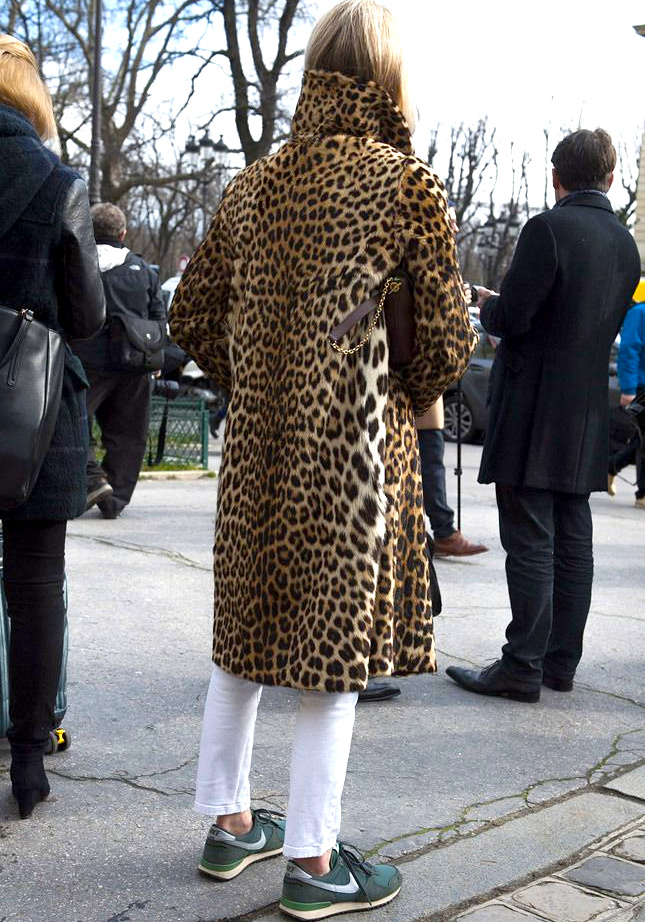 Oui au jean blanc porté en automne, voire en hiver !