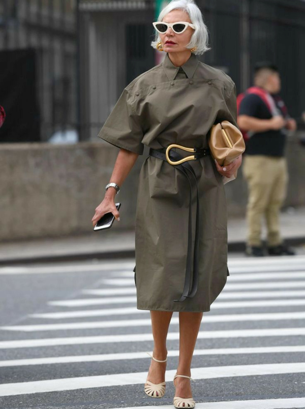 Veste kaki et escarpins blancs