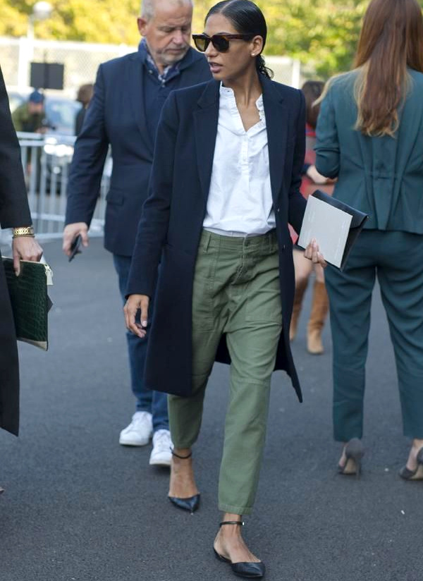 Chemise blanche et pantalon vert kaki