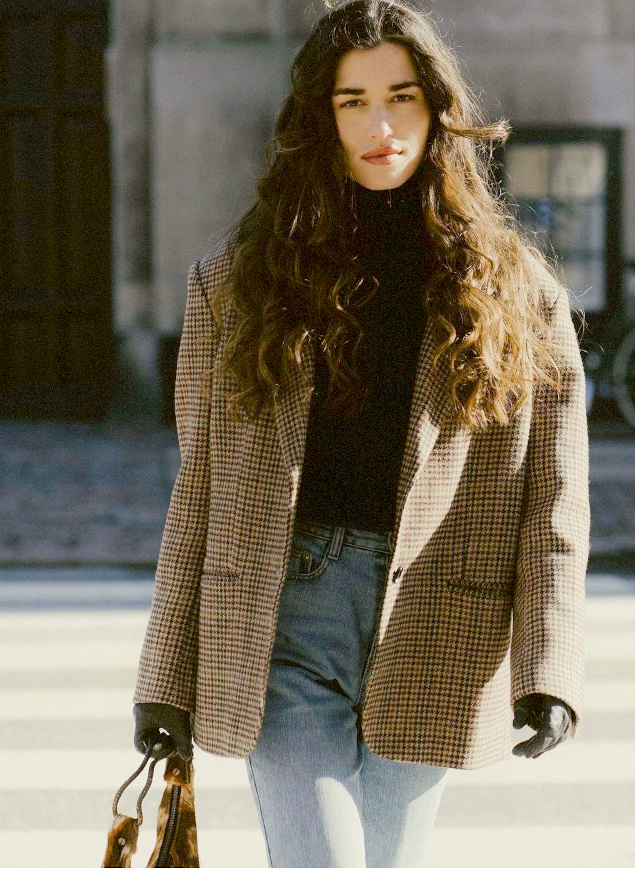 Envie d'un pull noir col roulé à glisser sous un blazer en tweed un peu trop grand...