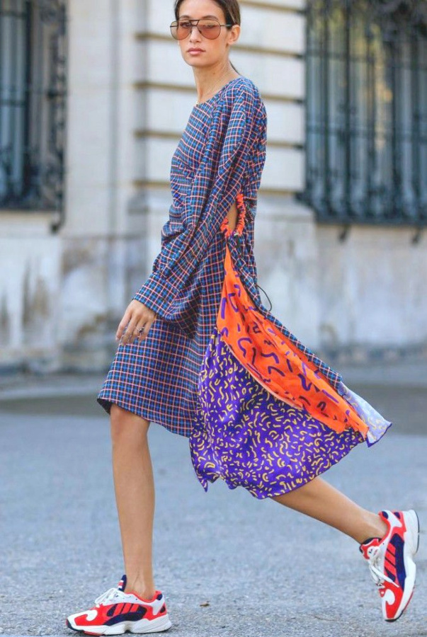 Mêlant féminité, baskets et mix and match d'imprimés, ce look a tout bon !