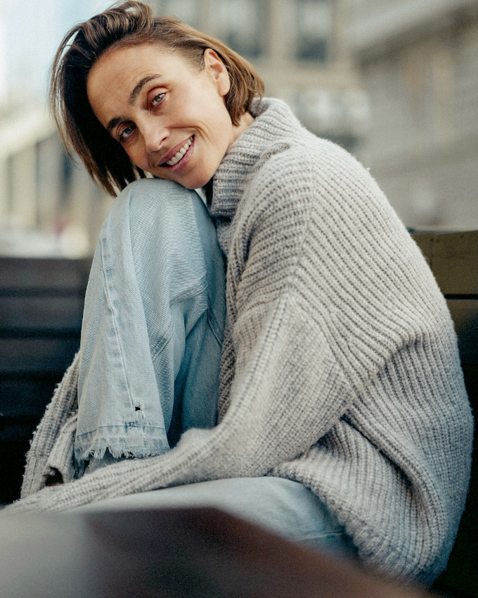 Gros pull + carré brun + sourire = le bon mix