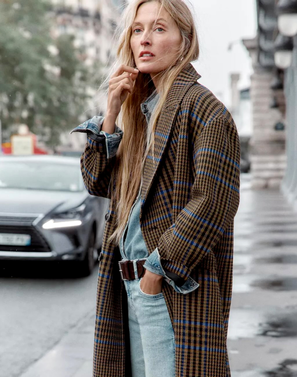 Rien de tel qu'un pardessus à carreaux pour booster un total look jean !