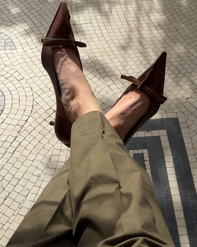 Escarpins sophistiqués et pantalon boyish chic sont faits pour vivre ensemble !