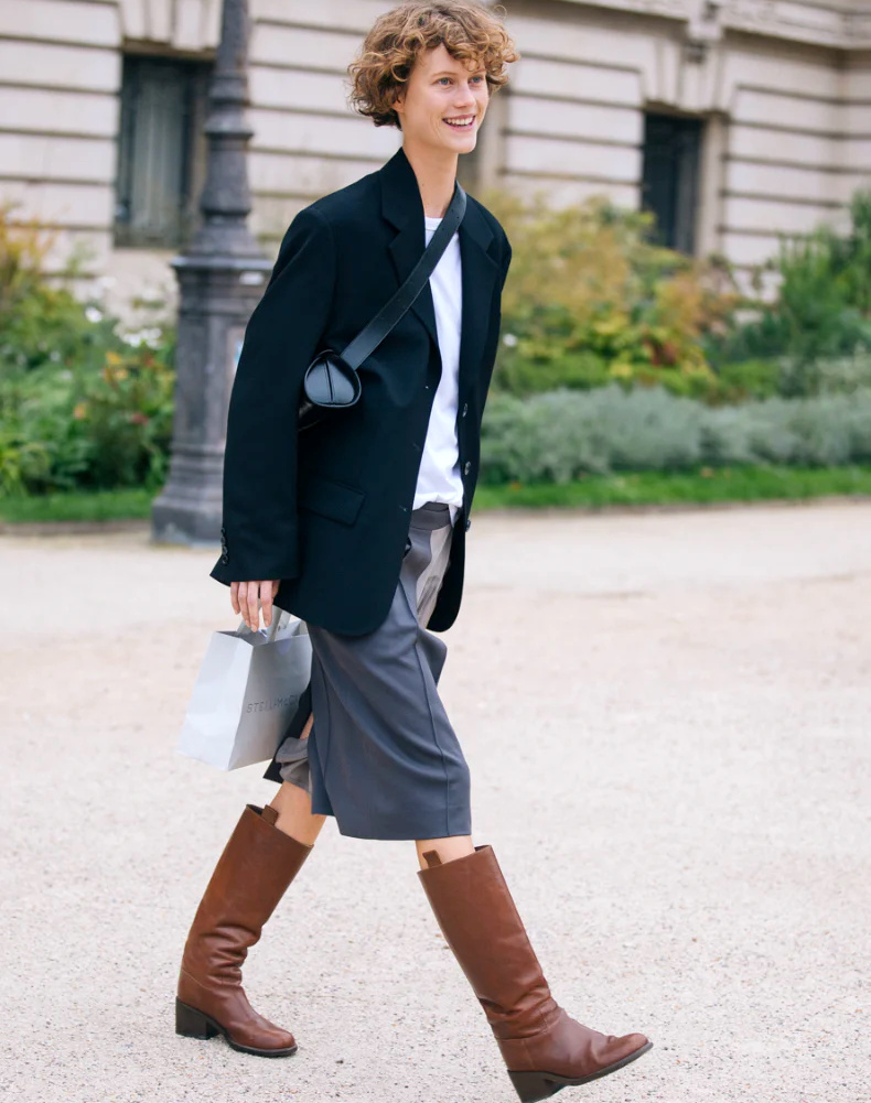 Mêlant espièglerie, féminité et dégaine boyish, ce look a tout bon !