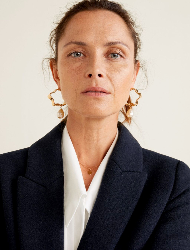 Boucles d'oreilles de caractère + tenue simple = le bon mix