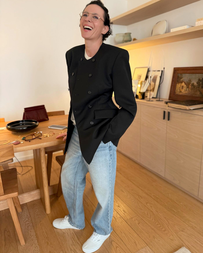 Longue veste cintrée sans col + jean large = le bon mix