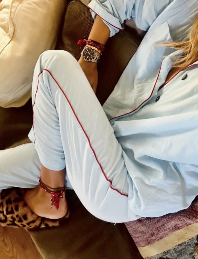 Pyjama chic + pantoufles léopard = le bon mix