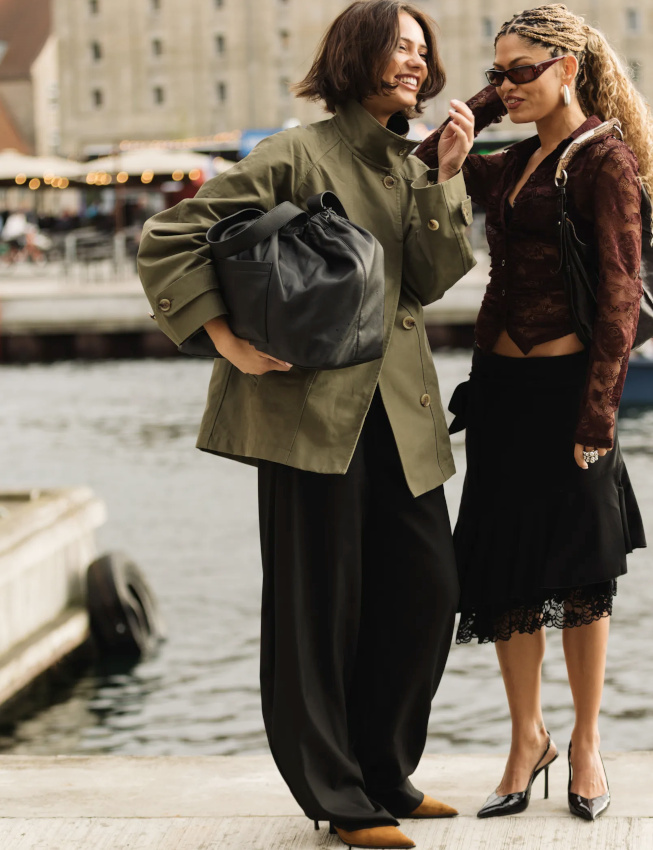 Rien de tel qu'une paire de souliers pointus pour affûter un look volumineux !