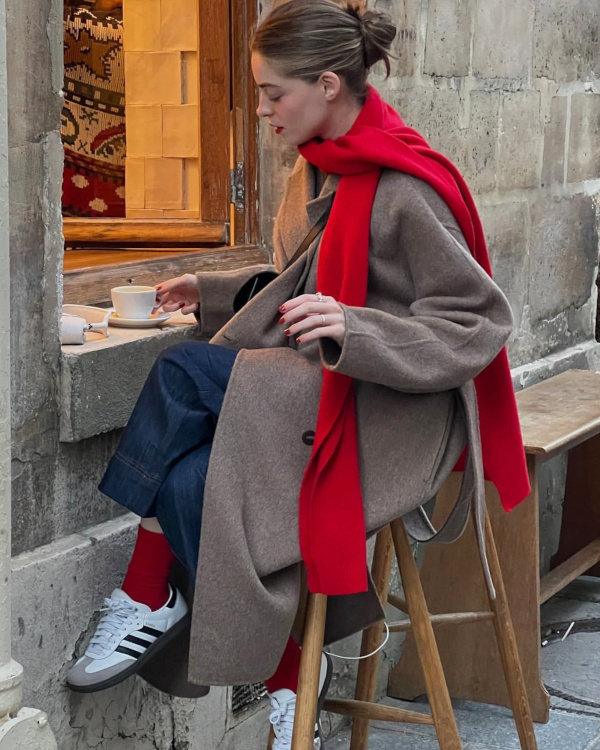 Manteau gris et echarpe rouge