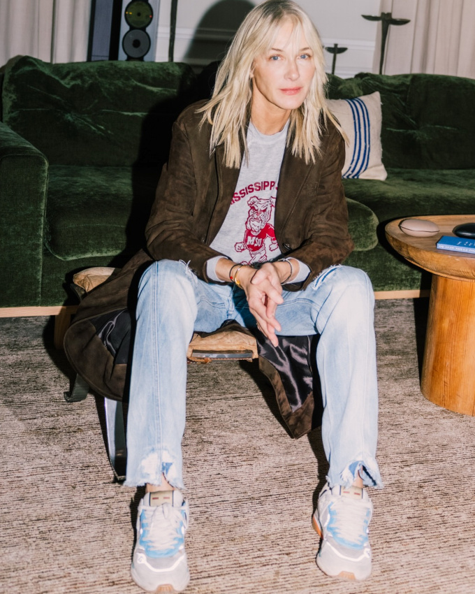 Veste en daim + tee-shirt vintage + blondeur = le bon mix