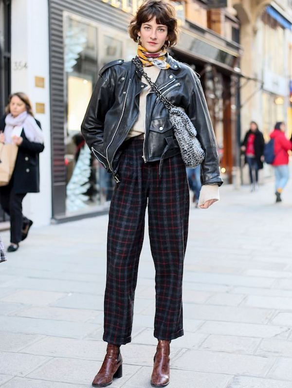 Veste en cuir + pantalon à carreaux