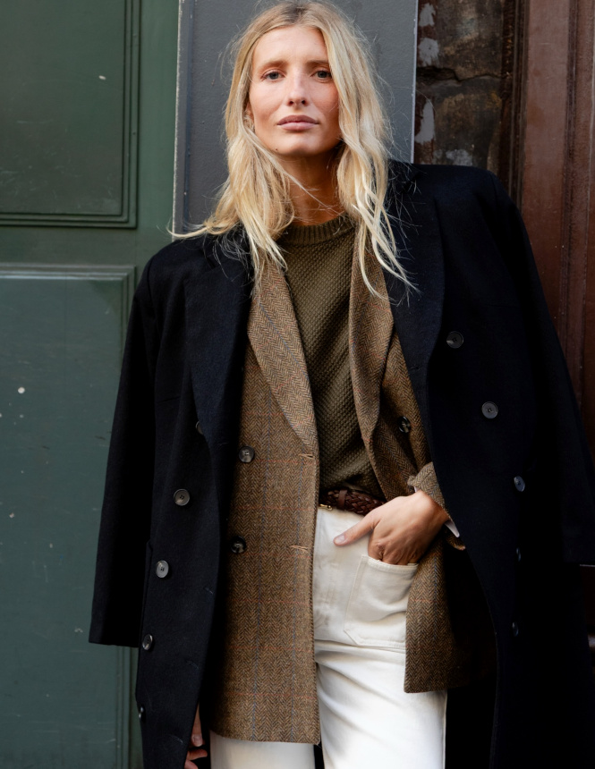 Blazer + manteau jeté sur les épaules = le bon mix