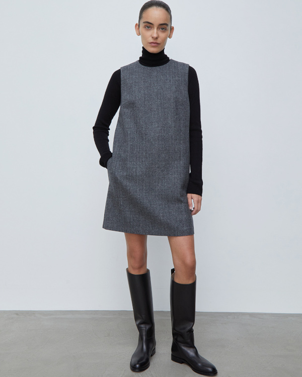 Robe grise sans manches et bottes noires