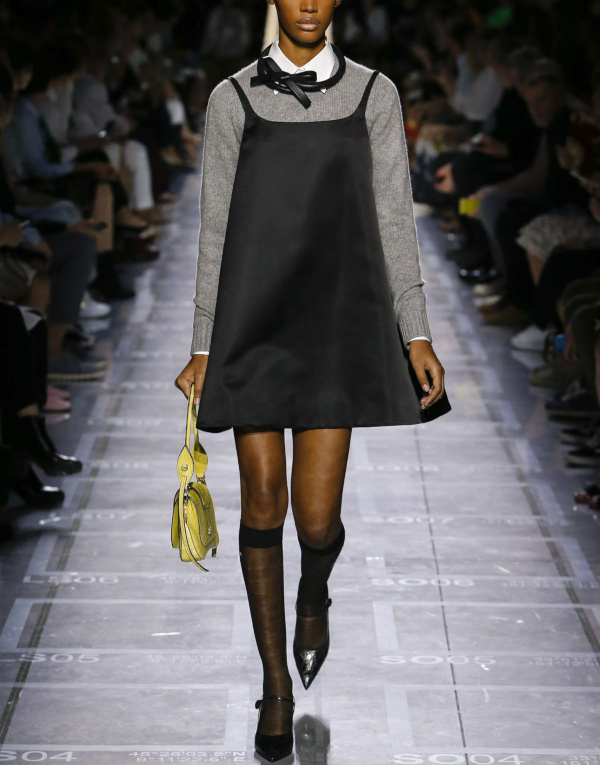 Pull gris, robe noire et collants