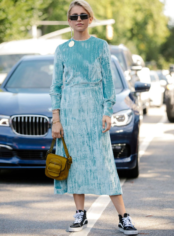 Robe en velours bleu ciel