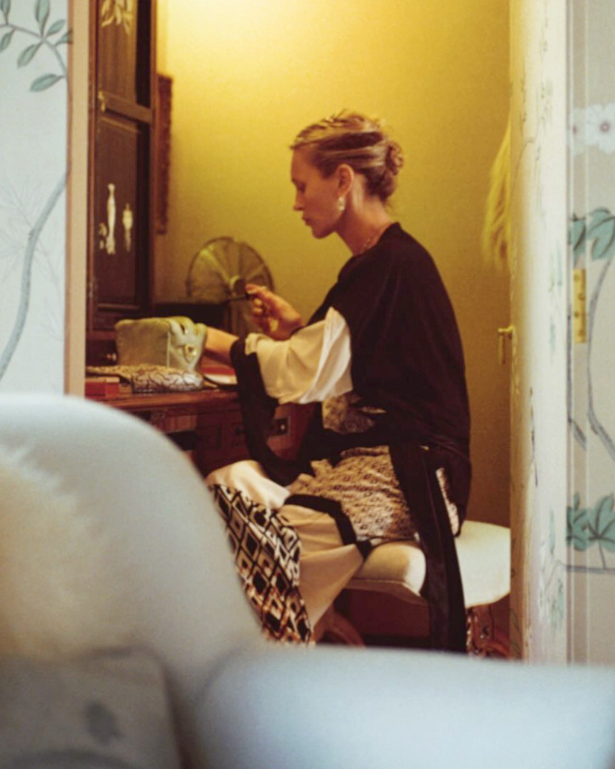 Entre élégance et délicatesse, Kate Moss émeut