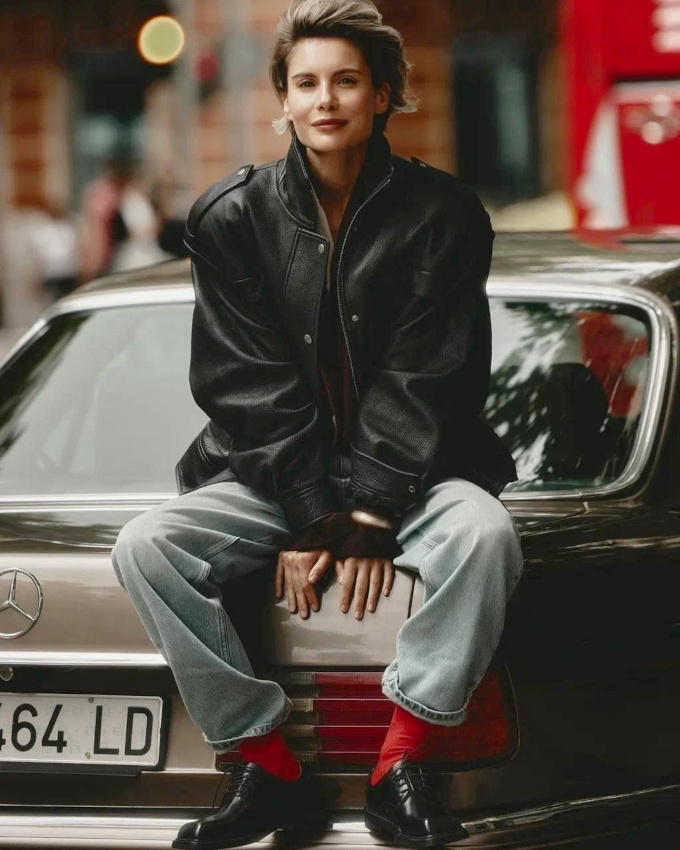 Mixer blouson en cuir nineties, jean roulotté sur la cheville et derbies est souvent une bonne idée !