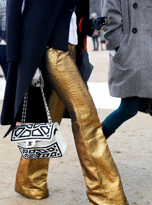 Manteau bleu marine et pantalon doré