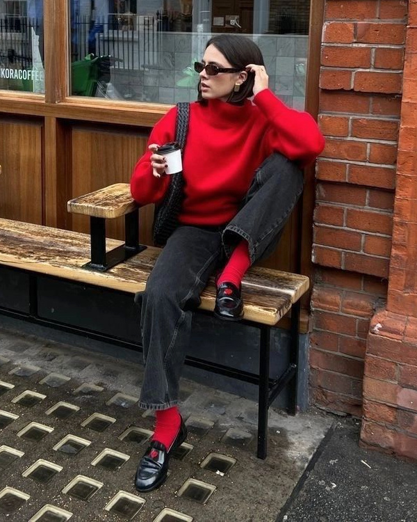 Pull rouge + jean noir