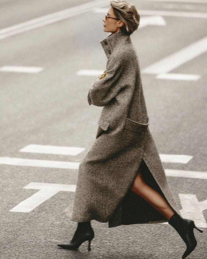 Long pardessus + talons hauts perchés = le bon mix