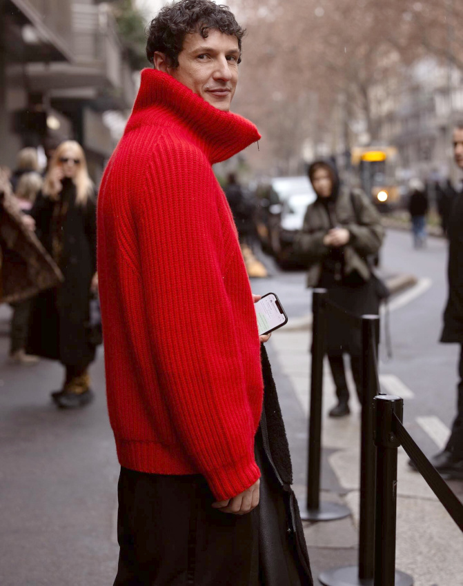 Le pull rouge : une pièce qui se suffit à elle-même !