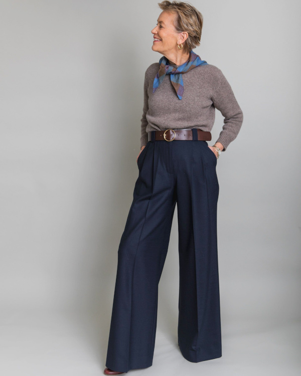 Pull gris + ceinture marron + pantalon large bleu marine