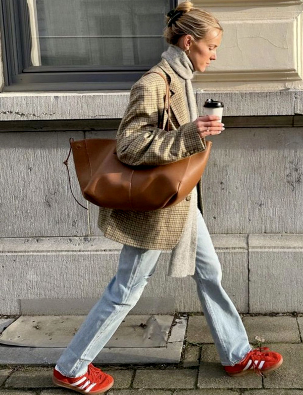 Blazer à carreaux + jean bleu délavé + Adidas Samba
