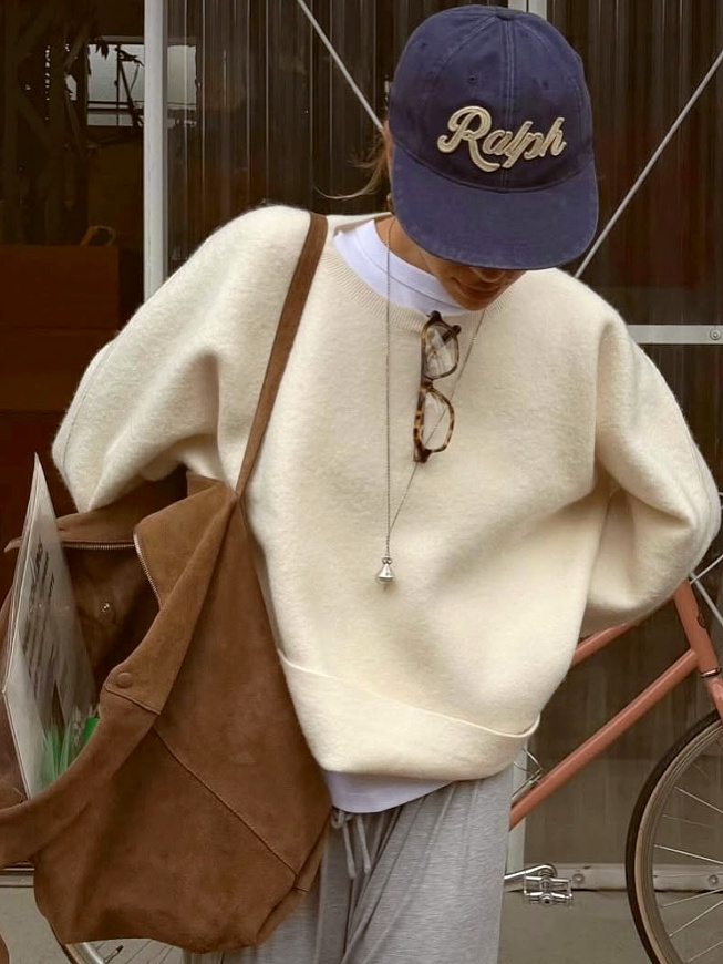Pull douillet + tee-shirt blanc + jogging gris + sac fauve + casquette vintage = la parfaite tenue de week-end