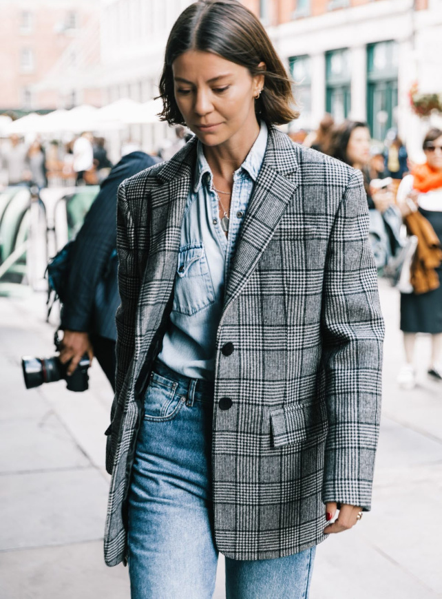 Blazer à carreaux + total look jean = le bon mix