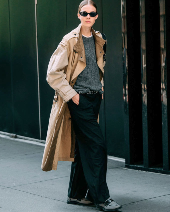Ne jamais oublier que trench, pull gris et tee-shirt blanc sont faits pour vivre ensemble !