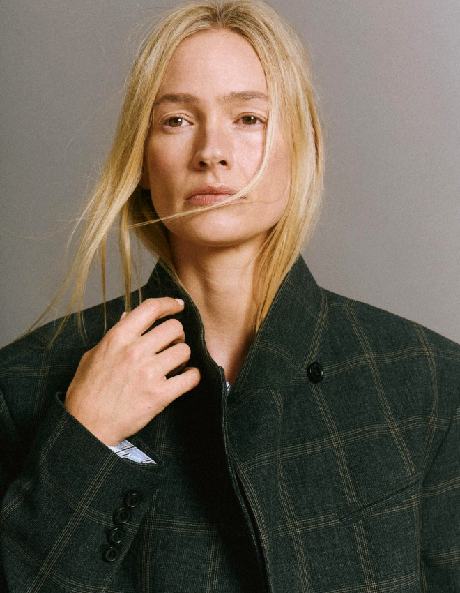 Extrême féminité + veste masculine = le bon mix