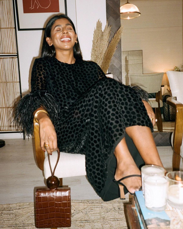 Robe noire à pois gris