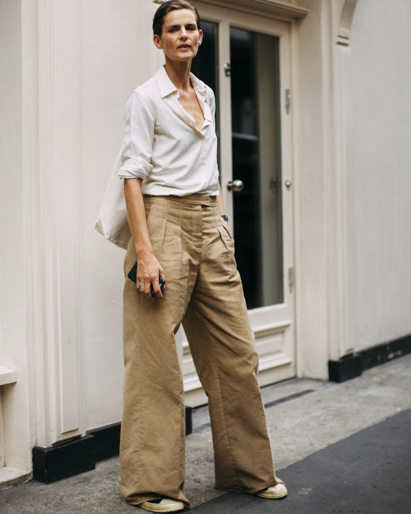 Chemise blanche et pantalon large beige