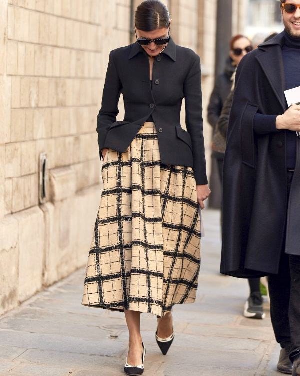 Blazer bleu marine et jupe à carreaux