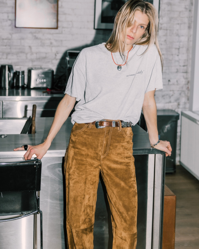 Oui au pantalon en cuir porté en mode cool !