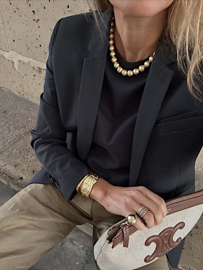 Pantalon kaki associé à des accessoires élégants et à une palette de couleurs neutres