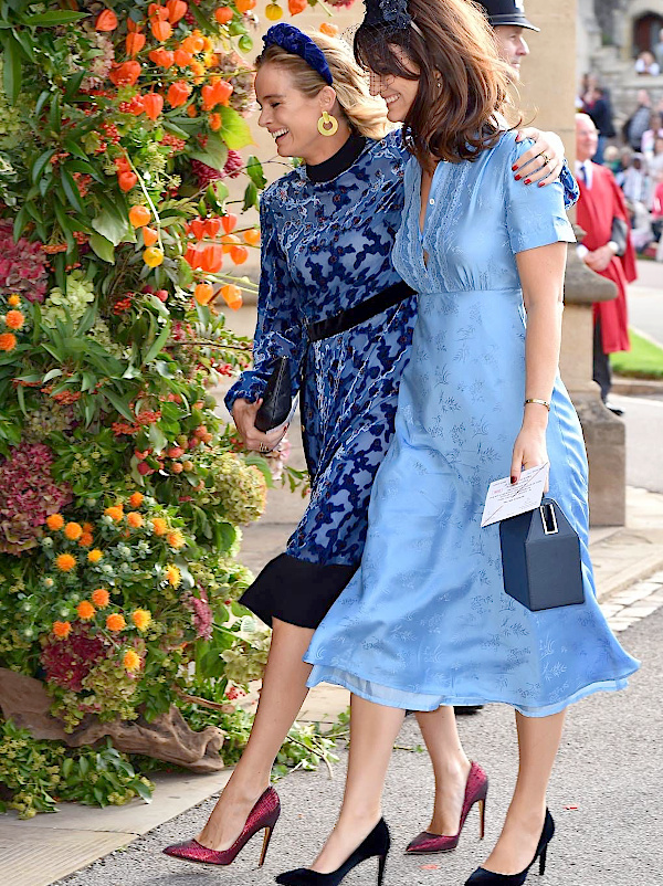Invitées de mariage en robes bleues élégantes, portées avec escarpins colorés, pochette graphique et accessoires coordonnés