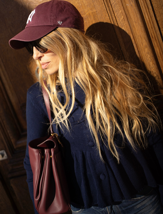 Rien de tel qu'une longue chevelure blonde pour illuminer le duo bordeaux/bleu marine !